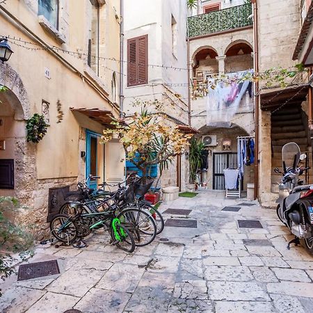 La Pergola Apt In The Heart Of Bari Bagian luar foto